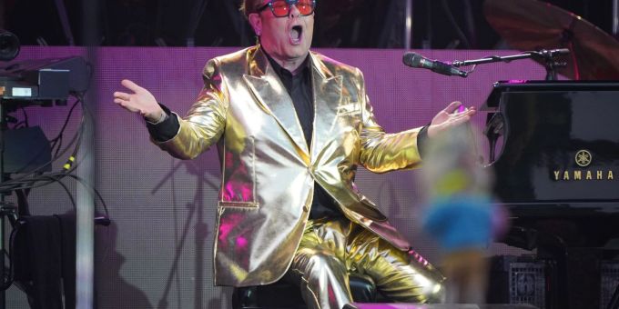 Elton John bei seinem Auftritt auf der Pyramid Stage des Glastonbury Festivals in Worthy Farm in Somerset. Der britische Popstar Elton John versteigert Teile seiner privaten Kunstsammlung. Elton John bei seinem Auftritt auf der Pyramid Stage des Glastonbury Festivals in Worthy Farm in Somerset. Der britische Popstar Elton John versteigert Teile seiner privaten Kunstsammlung.