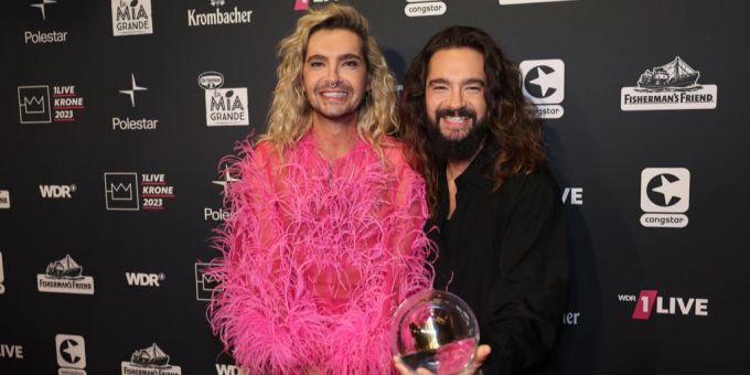 Tom (r) und Bill Kaulitz mit ihrem Preis «Beste Unterhaltung» nach der Preisverleihung «1Live Krone». bill kaulitz du hast