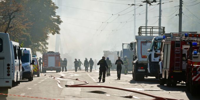 Rettungskräfte sind nach einem russischen Drohnenangriff im Stadtzentrum von Kiew im Einsatz. -/Ukrinform/dpa kiew ukraine krieg
