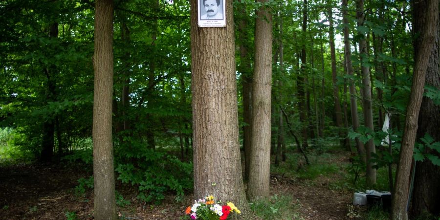 Eine Gedenktafel mit dem Abbild des NSU-Opfers Enver Şimşek hängt 2018 am Tatort in Nürnberg an einem Baum.