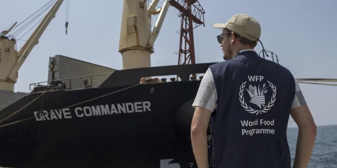 ARCHIV - Ein Mitarbeiter des Welternährungsprogramms (WFP) steht auf dem Dock neben dem Massengutfrachter Brave Commander, nachdem dieser im Hafen von Dschibuti angekommen ist. Foto: Hugh Rutherford/WFP/AP/dpa hungernot