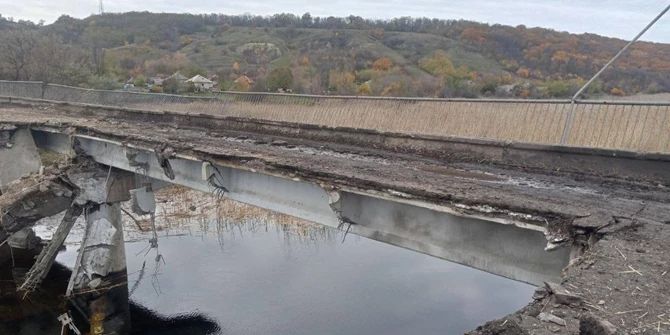 Zerstörte Brücke Ukraine