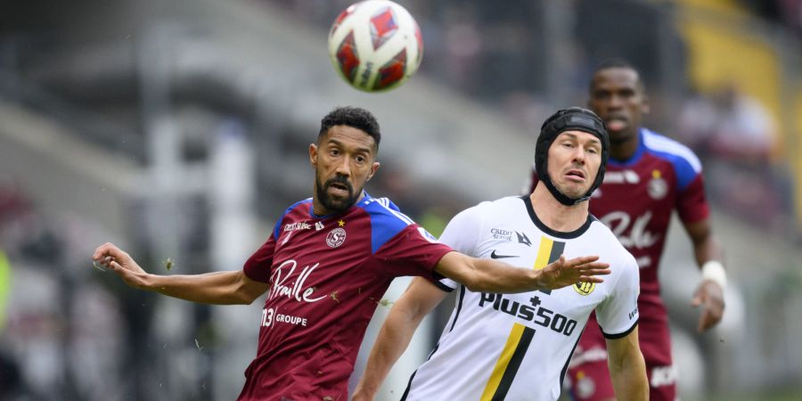 Gaël Clichy von Servette und YBs Christian Fassnacht während dem Spitzenspiel in Genf.