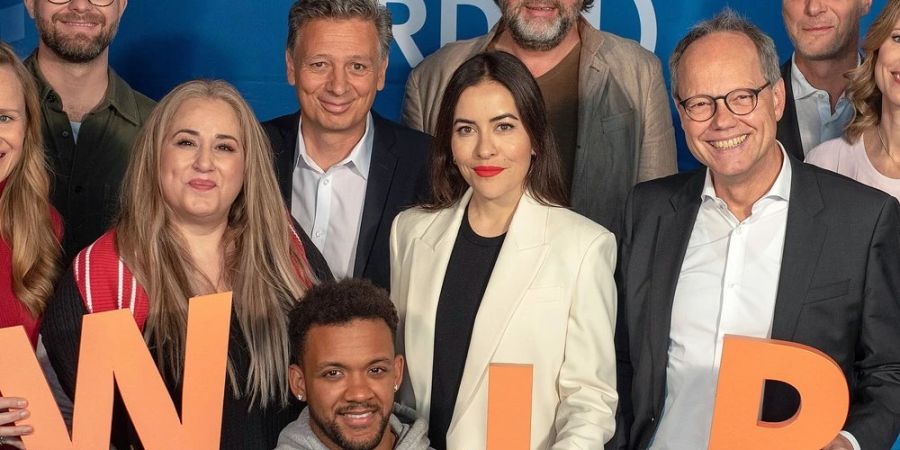 Die Paten und Patinnen der ARD-Themenwoche «Wir gesucht!» sind unter anderem Anja Schneider, Mark Forster (h.l.), Idil Baydar, Thomas Reutter (SWR), Leeroy (v.), Aline Abboud (Mitte), Hans-Jochen Wagner (h.M.), Kai Gniffke (SWR), Martin Brambach (h.r.) und Hendrike Brenninkmeyer (SWR).