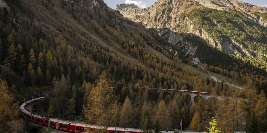 Ein mit fast zwei Kilometern aussergewöhnlich langer Reisezug der Rhätischen Bahn (RhB) fährt durch Graubünden.