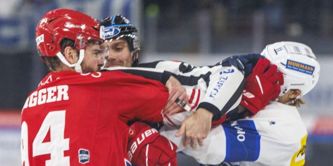 Sandro Zangger von den Rapperswil-Jona Lakers legt sich mit Ambris Johnny Kneubühler an. National League