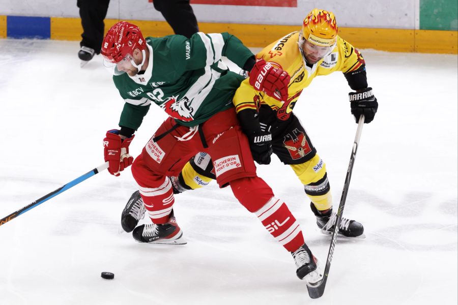 Jiri Sekac (l.) im Duell mit Bern-Topskorer Christopher DiDomenico.