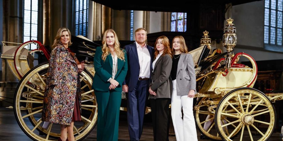 Königin Maxima (l-r), Kronprinzessin Amalia, König Willem-Alexander, Prinzessin Alexia und Prinzessin Ariane  in der Nieuwe Kerk.