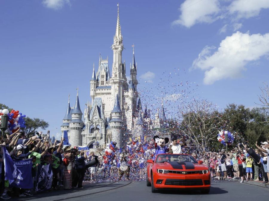 Im Oktober konnte er dann per Zufall geschnappt werden. Ein Fahnder machte am selben Ort Urlaub wie Burton – im Disney World.