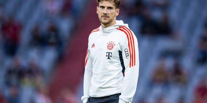 Bayerns Leon Goretzka steht im Stadion. Bayerns Leon Goretzka steht im Stadion.