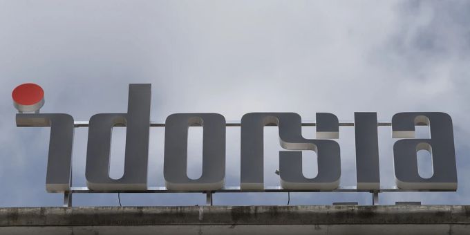 Das Firmenloge von Idorsia auf einem Gebäude. idorsia aktie stellenabbau