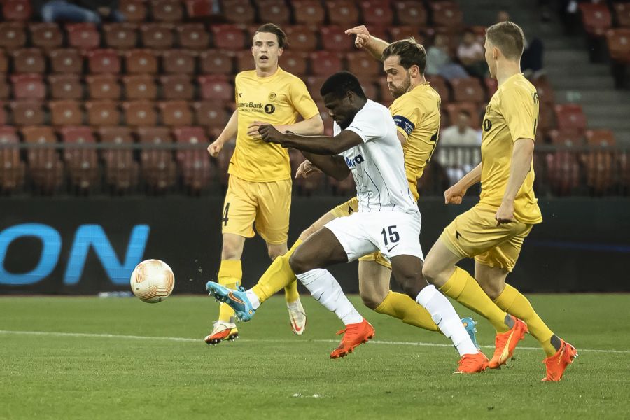 Aiyegun Tosin vom FC Zürich im Duell mit Bodö/Glimts Brede Moe.