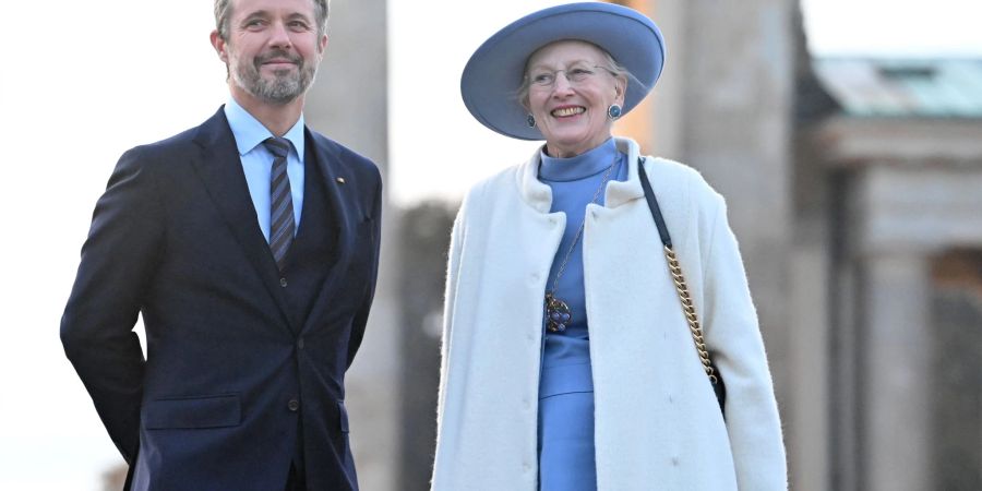 Frederik, Kronprinz von Dänemark, und Königin Margrethe II. von Dänemark stehen vor dem Brandenburger Tor. Im Familienstreit um die Titel seiner Neffen und Nichten hat der dänische Kronprinz Frederik sich auf die Seite seiner Mutter geschlagen.