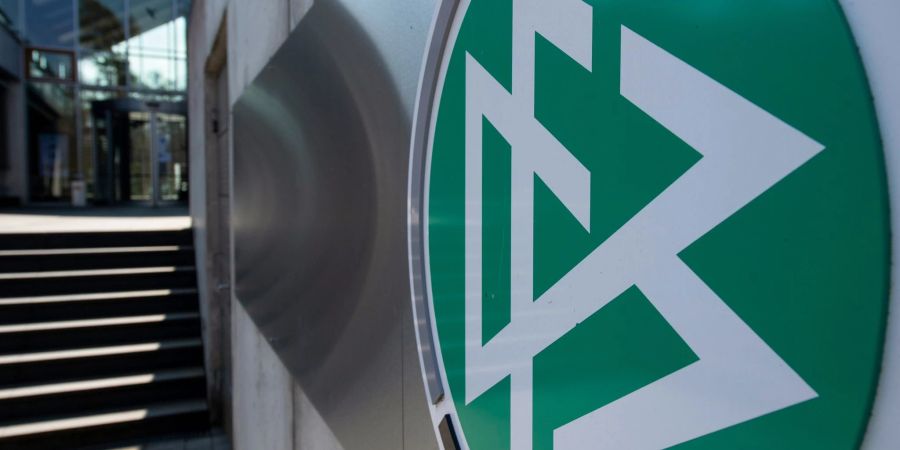 Das Logo des Deutschen Fussball-Bundes (DFB) an der DFB-Zentrale in Frankfurt am Main.