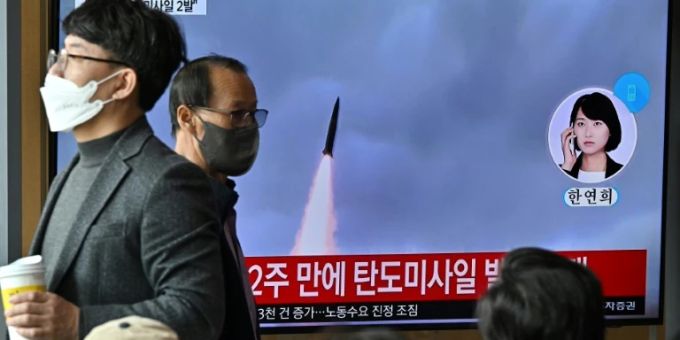 Menschen in Südkorea vor Fernsehbildschirmen Menschen in Südkorea vor Fernsehbildschirmen