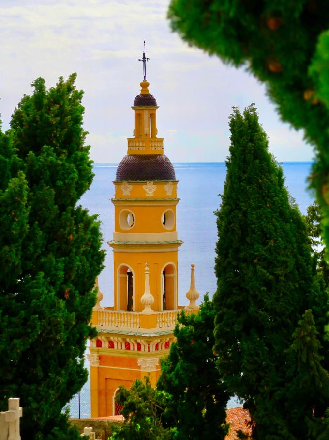 Der Glockenturm der Basilika Saint-Michel-Archange ist in Menton weithin sichtbar und das Wahrzeichen der Stadt. Glockenturm