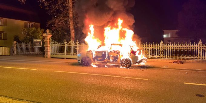 Flawil SG: Auto in Vollbrand und Strasse über zwei Stunden gesperrt. Flawil SG