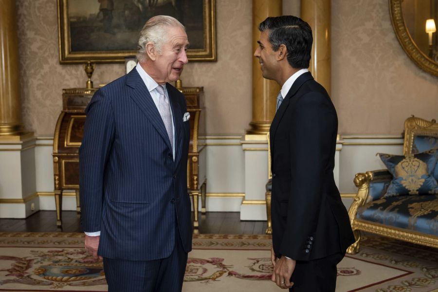 King Charles hat Rishi Sunak offiziell zum britischen Premier ernannt.