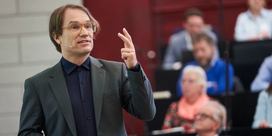 Lukas Golder im Parlament der Reformierten Landeskirche.