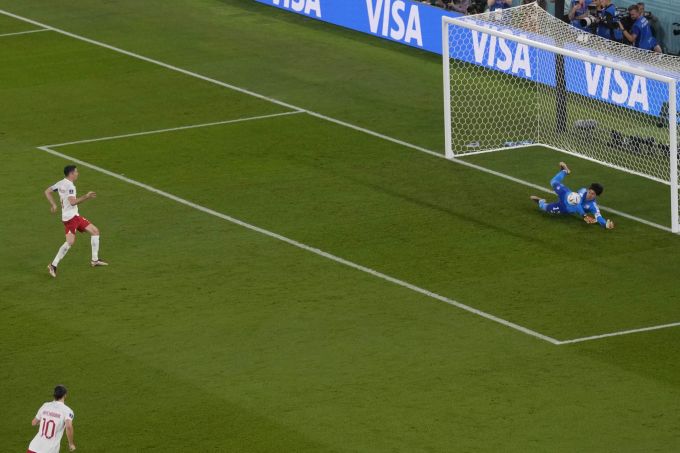 Guillermo Ochoa (Mexiko) hält den Elfmeter von Robert Lewandowski (Polen) an der WM 2022. WM 2022 Mexiko Polen