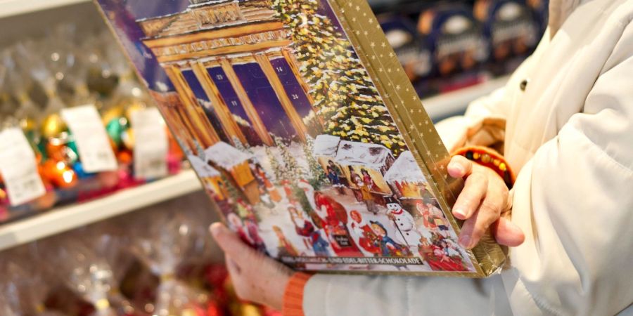 Wer einen Adventskalender fürs Kind kaufen will, sollte einen Blick auf die Zutatenliste werfen. Oft fehlt nämlich der Hinweis auf einen Alkoholgehalt.