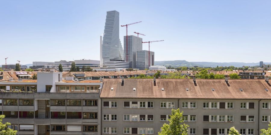Blick vom Messeparkhaus zu den Novartis-Türmen in Basel.