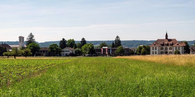 Blick auf Bellach mit der römisch-katholischen Kirche, der Gemeindeverwaltung und dem Schulhaus. Blick auf Bellach mit der römisch-katholischen Kirche, der Gemeindeverwaltung und dem Schulhaus.