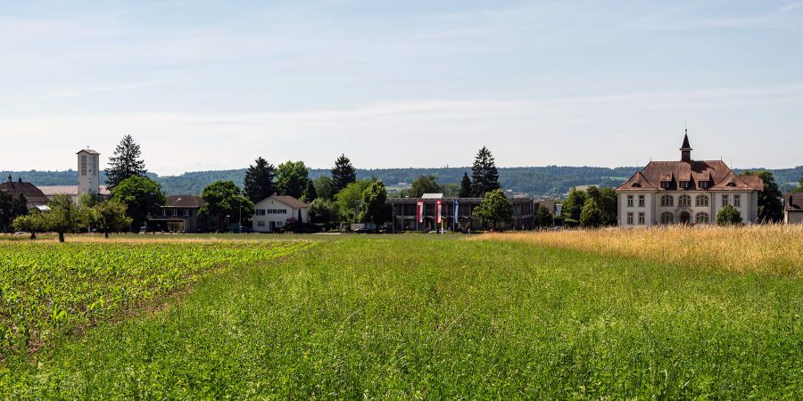 Blick auf Bellach mit der römisch-katholischen Kirche, der Gemeindeverwaltung und dem Schulhaus.