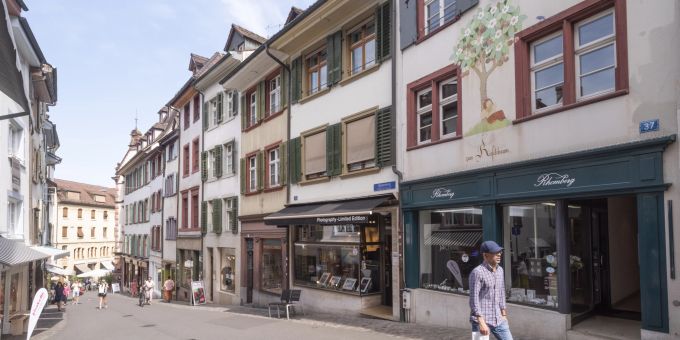Der Spalenberg in Basel mit seinen historischen Gässchen und malerisch verzierten Altstadthäusern ist die Heimat kleiner Spezialgeschäfte. Der Spalenberg in Basel mit seinen historischen Gässchen und malerisch verzierten Altstadthäusern ist die Heimat kleiner Spezialgeschäfte.