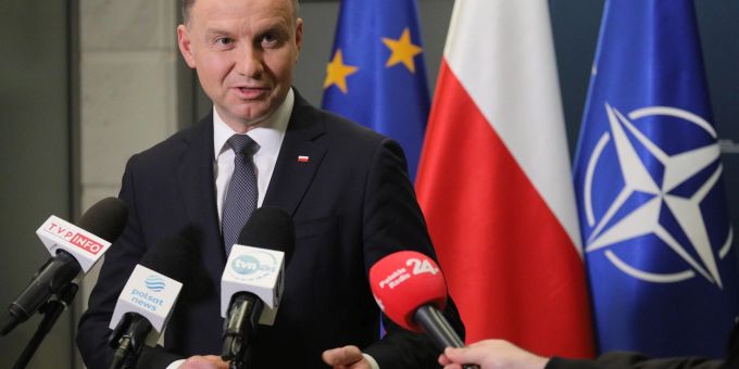 Polens Präsident Andrzej Duda im Gespräch mit Journalisten. Polens Präsident Andrzej Duda im Gespräch mit Journalisten.