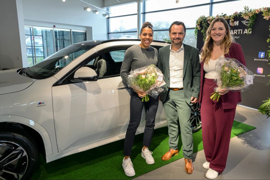 Mujinga Kambundji (l), CEO Auto Marti AG Alfred Mittendorfer und Michelle von Gunten (r).