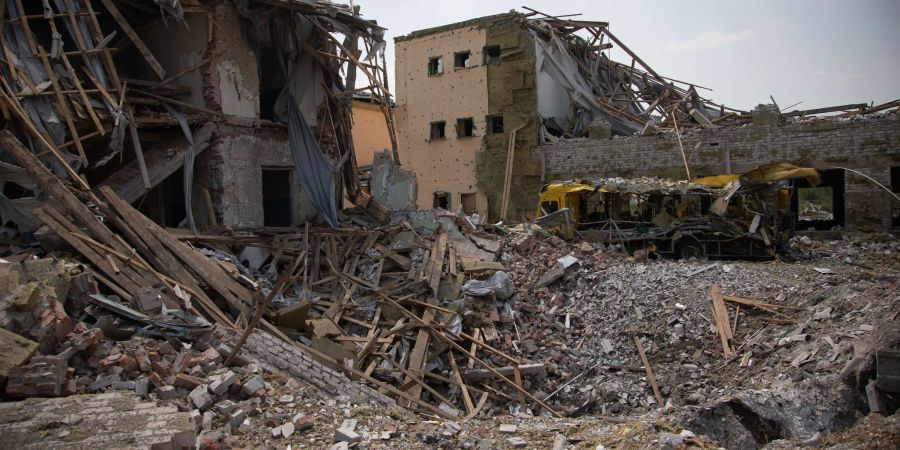 Eine durch einen Raketenangriff zerstörte Schule im Dorf Majaky am Rande von Slowjansk.