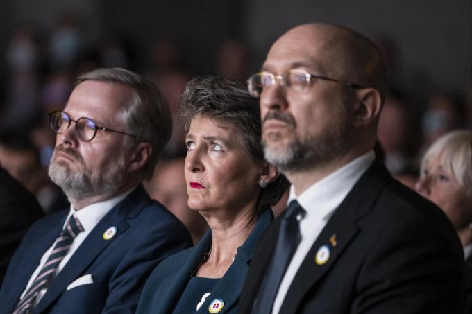 Bundesrätin Simonetta Sommaruga zwischen dem ukrainischen Ministerpräsidenten Denys Schmyhal rechts und dem tschechischen Ministerpräsidenten Petr Fiala links. Simonetta Sommaruga