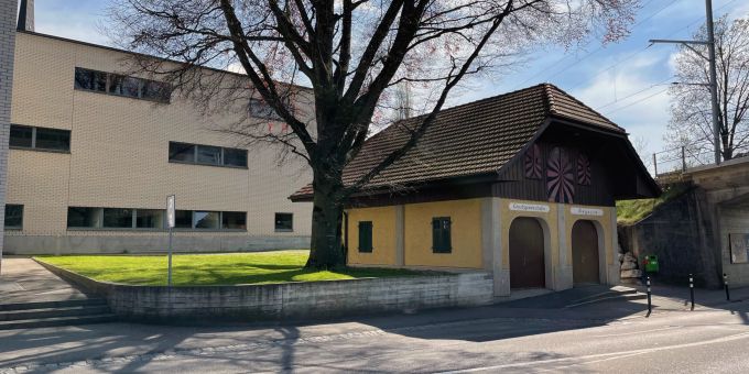 Das alte Feuerwehrmagazin vor dem Gemeindehaus in Konolfingen. SVP Konolfingen