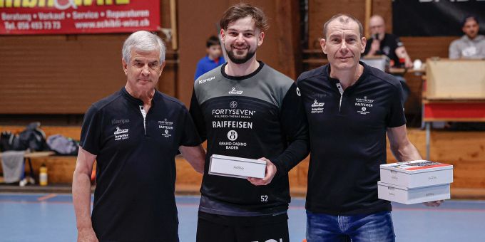 GmbH-Geschäftsführer Jürg Kappeler mit Karlo Ladan und Markus Döbeli, Vorstand STV Baden. Verabschiedung in STV Baden