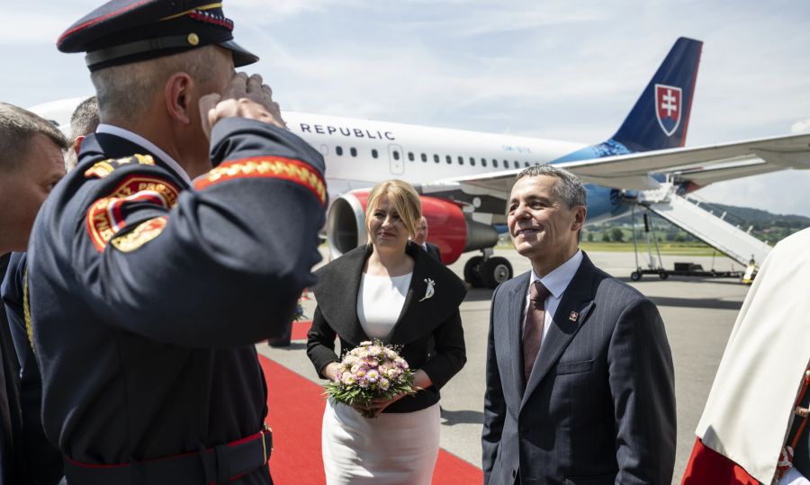 Bundespräsident Ignazio Cassis wird der slowakischen Delegation von seinem Gast, Zuzana Caputova, Präsidentin der Slowakischen Republik, vorgestellt.
