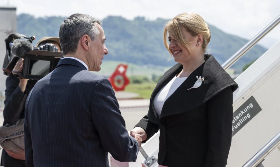 Bundespräsident Ignazio Cassis empfängt die slowakische Präsidentin Zuzana Čaputová am Flughafen in Belp BE.