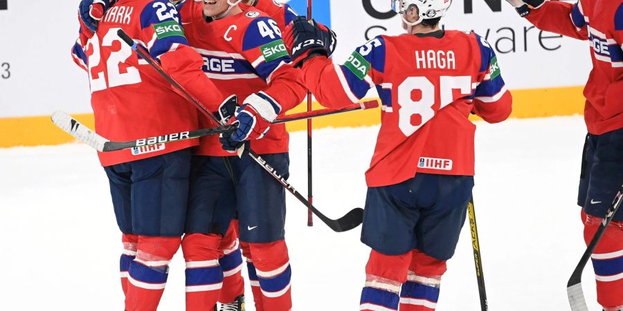 Die Norweger feiern den Sieg gegen das Team aus Österreich.