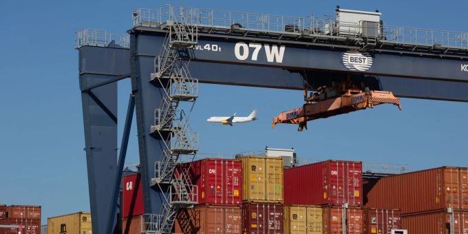 Container im Hafen von Barcelona. Container im Hafen von Barcelona.