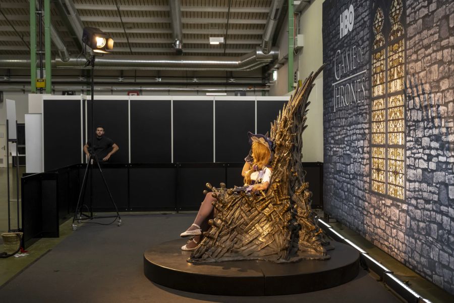 Eine Cosplayerin posiert auf dem Thron der Fantasy-Serie Game of Thrones am Festival FANTASY BASEL - The Swiss Comic Con 2022 in Basel, am Freitag, 27. Mai, 2022. The Swiss Comic Con ist die groesste Convention der Schweiz fuer Popkultur, Film-, Game-, Comic- und Cosplayfans. (KEYSTONE/Georgios Kefalas)