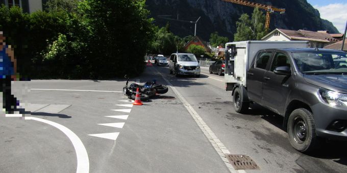 Auffahrkollision zwischen Motorrad und Personenwagen.