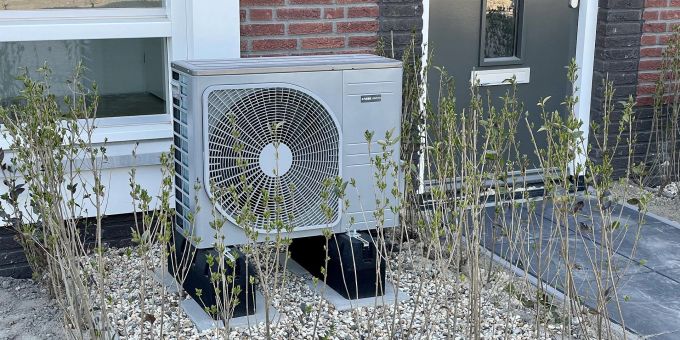 Hier steht die Luft-/Wasser-Wärmepumpen im Aussenbereich eines Hauses. Luft-/Wasser-Wärmepumpe Kies Hauswand