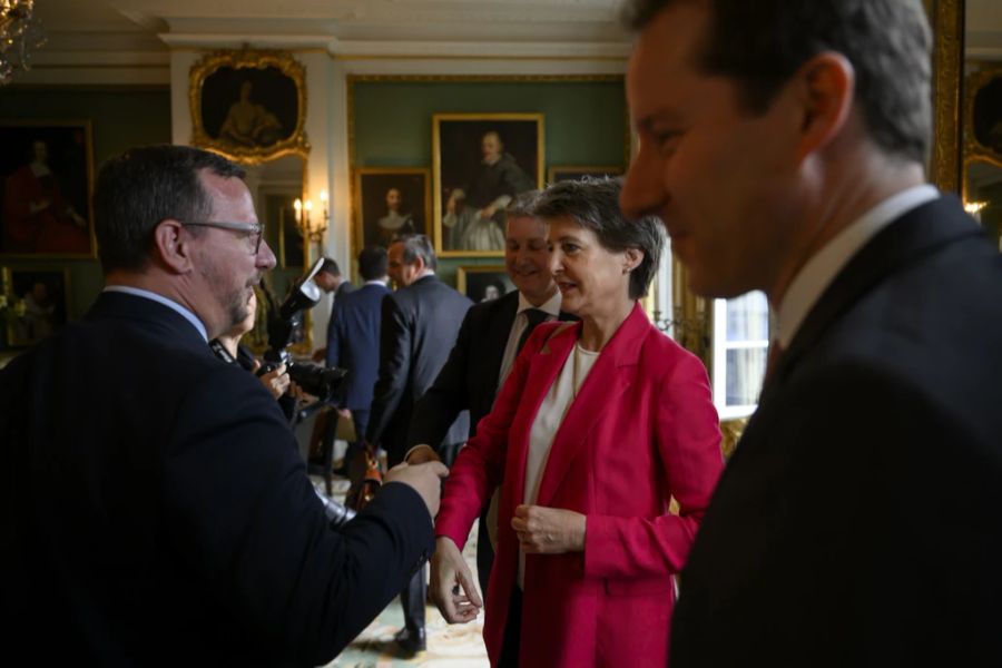 Philipp Matthias Bregy, links, im Gespräch mit SP-Bundesrätin Simonetta Sommaruga.