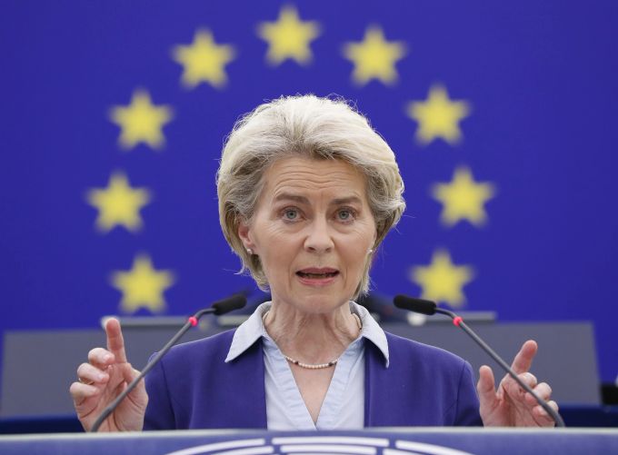 EU-Kommissionspräsidentin Ursula von der Leyen spricht im EU-Parlament in Strassburg. ursula von der leyen