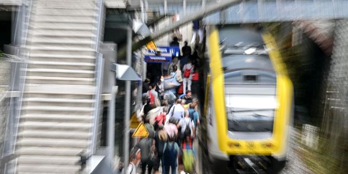 Fahrgastverband Pro Bahn rechtet damit, dass der nächste Brückentag in Sachen Fahrgastzahlen wieder ein harter Brocken wird. Fahrgastverband Pro Bahn rechtet damit, dass der nächste Brückentag in Sachen Fahrgastzahlen wieder ein harter Brocken wird.