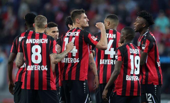 Die Spieler von Bayer Leverkusen freuen sich über das Tor zum 2:0 durch Patrik Schick (Mitte). Bundesliga