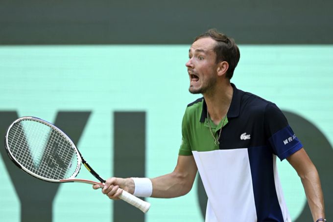 Daniil Medwedew hadert im Endspiel des Rasenturniers in Halle. Daniil Medwedew