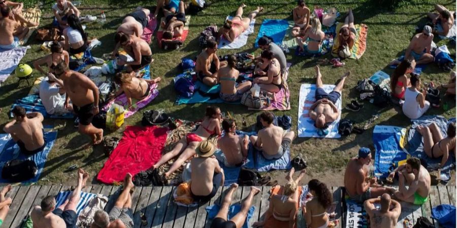 Dieses Wochenende und nächste Woche bleibt es in der ganzen Schweiz sommerlich warm.