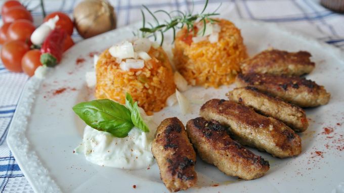 Ćevapčići sind gegrillte Röllchen aus Hackfleisch und sind in Serbien äusserst beliebt. Serbien