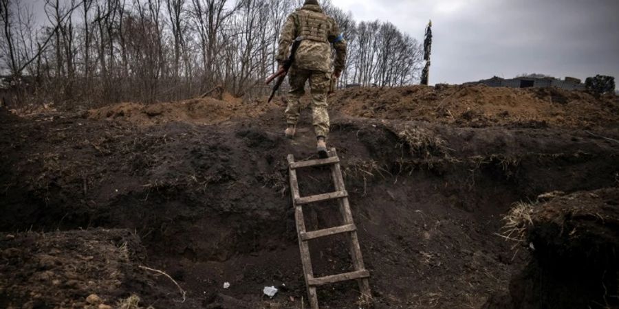 Ukrainischer Soldat an der Front bei Charkiw